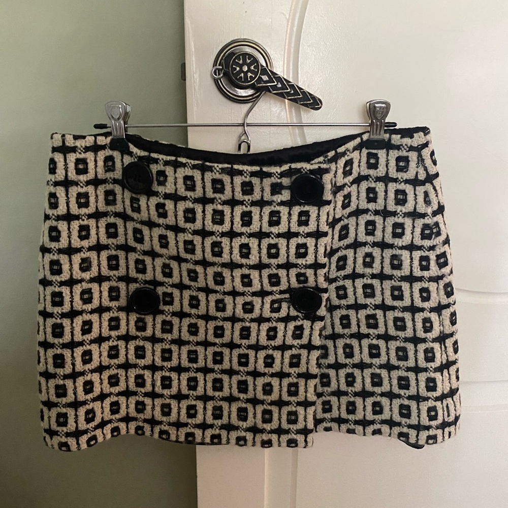 Original Milly virgin wool skirt, lined, buttons in front approx 13 1/2 long